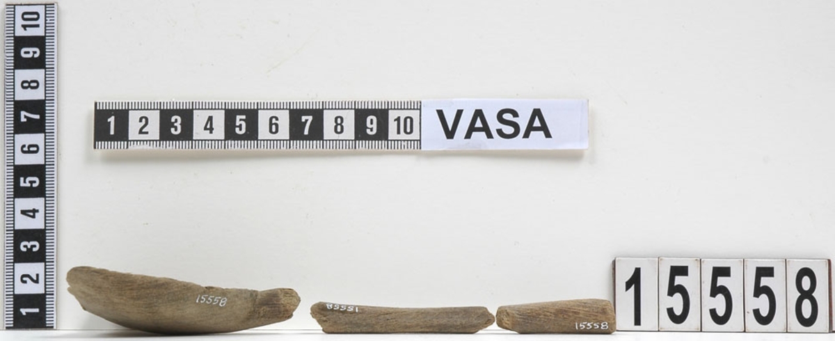 En träsked, bruten i fyra delar.

Skedskaftet är rakt och avsmalnande mot skedbladet. Skaftändens baksida är något avfasad. Skedbladet har ursprungligen troligtvis varit ovalt.

Skeden är mycket ömtålig. Skaftet är brutet på två ställen. Skedbladets övre parti saknas.

För mer information se Dokumentationsblankett under Referenser – Länkade filer.