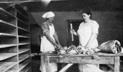 Styckning av en bagge i bagarstugan vid Kärra Hökegård. Hann