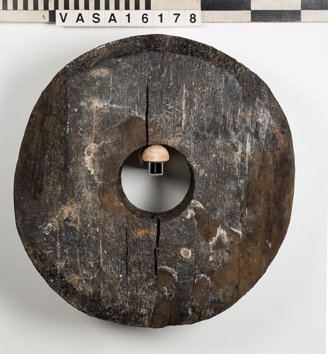 Lavetthjul. Höger framhjul. Spikhål runt hålet, omkring 50-55 mm från kanten. Ena sidans ytterkant är fasad.

För mer information se Dokumentationsblankett under Referenser – Länkade filer.