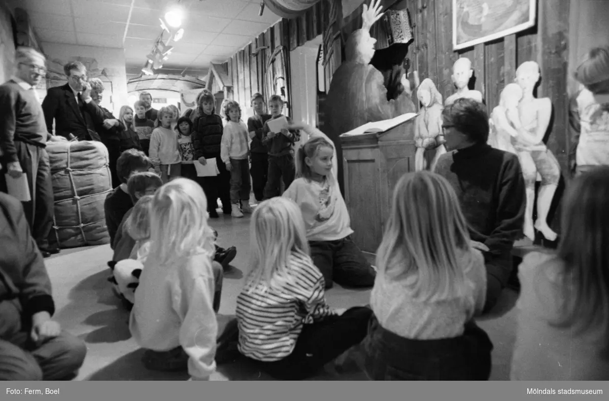 Familjesöndag på Mölndals museum den 20 november 1988 (efter 2011-01-01 Mölndals stadsmuseum). Gatuadressen ändrades 1997 till Norra Forsåkersgatan 19. 
Sång och danslekar med Linda Olsbjörk. Dramatisering av fattigauktion med Susanne Brånålt. Dockteater av Skånhällaskolan.