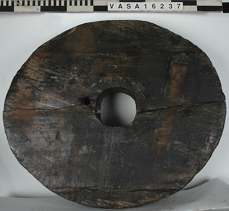 Hjul, främre (höger).

Ena sidan av hjulet har en 30 mm fasad kant.

Hjul 16237 bestod av två delar. Vid inventeringen 2006 fick den omärkta delen ett eget nr: 28705.

Fyndnummer 16232 utgör huvudnummer för lavetten.

Text i fyndliggaren:

Nr 16232-16242 utgör lavetten vid kanonport 22.

För mer information se Dokumentationsblankett under Referenser – Länkade filer.
