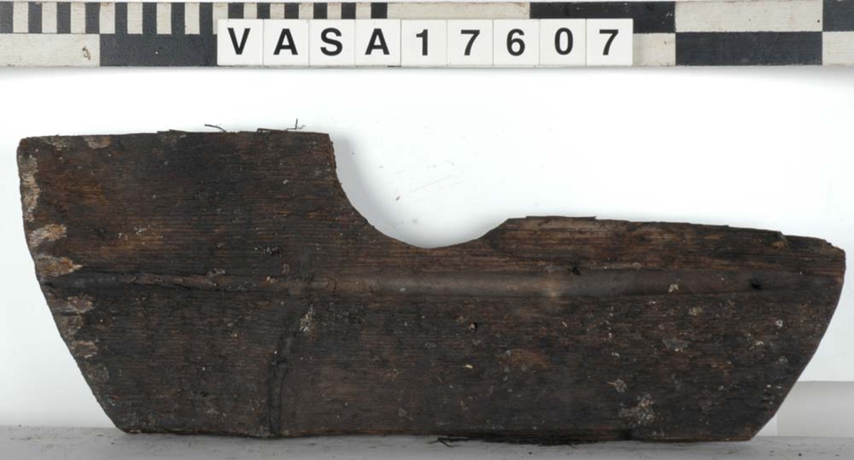 Del av skiva till lavetthjul.
Skivan har 7 st. spikhål.
Ena sidan har en 30 mm bred fasad kant.