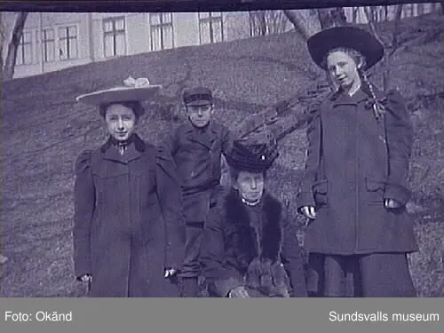 Grupporträtt. Blandat, män och kvinnor i olika ute och innemiljöer.
