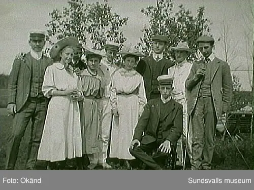 Grupporträtt. Blandat, män och kvinnor i olika ute och innemiljöer.
