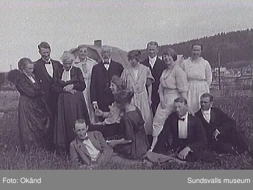 Grupporträtt. Blandat, män och kvinnor i olika ute och innemiljöer.