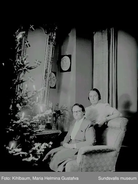 Fotograf Maria Kihlbaum och hennes kompanjon samt nära vän Ester Näslund, julen 1952. Omkring 1940 började Ester Näslund  arbeta som assistent hos Maria Kihlbaum och kom att ta över rörelsen efter Marias bortgång.