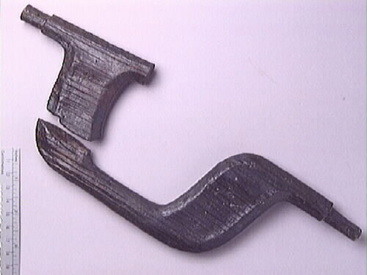 Ett skaft till en borr, sk borrsväng. Skaftet har fasade ytterkanter. Skaftet, som tidigare varit avbrutet, har fogats samman av konserveringsenheten 1996.

Skaftet är välbevarat. På skaftets yta syns blå utfällningar.

För mer information se Dokumentationsblankett under Referenser – Länkade filer.


Text in English: The handle of a brace.

Cranked wooden handle with bevelled sides. Previously broken, repaired by the Conservation Laboratory in 1996.

Well preserved. Blue precipitations on surface.

For more information see the Documentation form under References – Linked files.