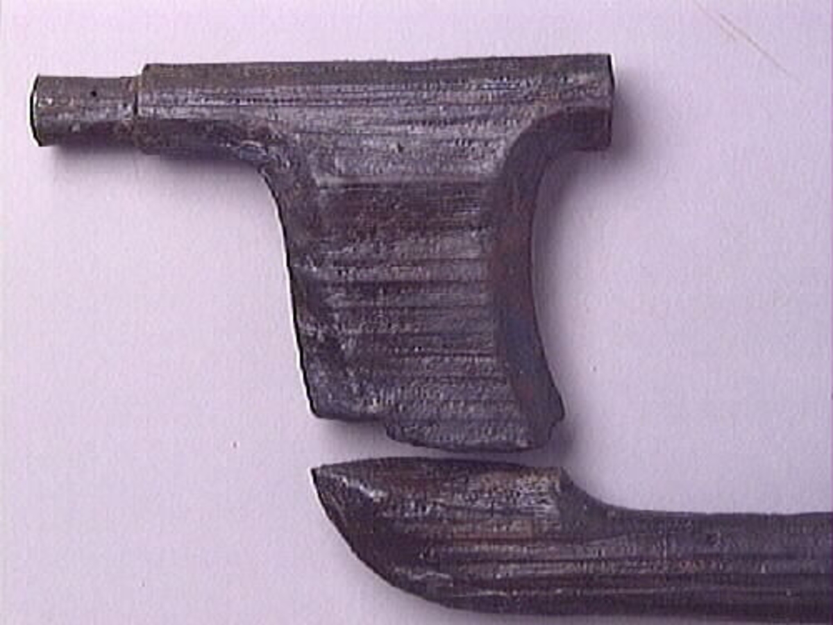 Ett skaft till en borr, sk borrsväng. Skaftet har fasade ytterkanter. Skaftet, som tidigare varit avbrutet, har fogats samman av konserveringsenheten 1996.

Skaftet är välbevarat. På skaftets yta syns blå utfällningar.

För mer information se Dokumentationsblankett under Referenser – Länkade filer.


Text in English: The handle of a brace.

Cranked wooden handle with bevelled sides. Previously broken, repaired by the Conservation Laboratory in 1996.

Well preserved. Blue precipitations on surface.

For more information see the Documentation form under References – Linked files.