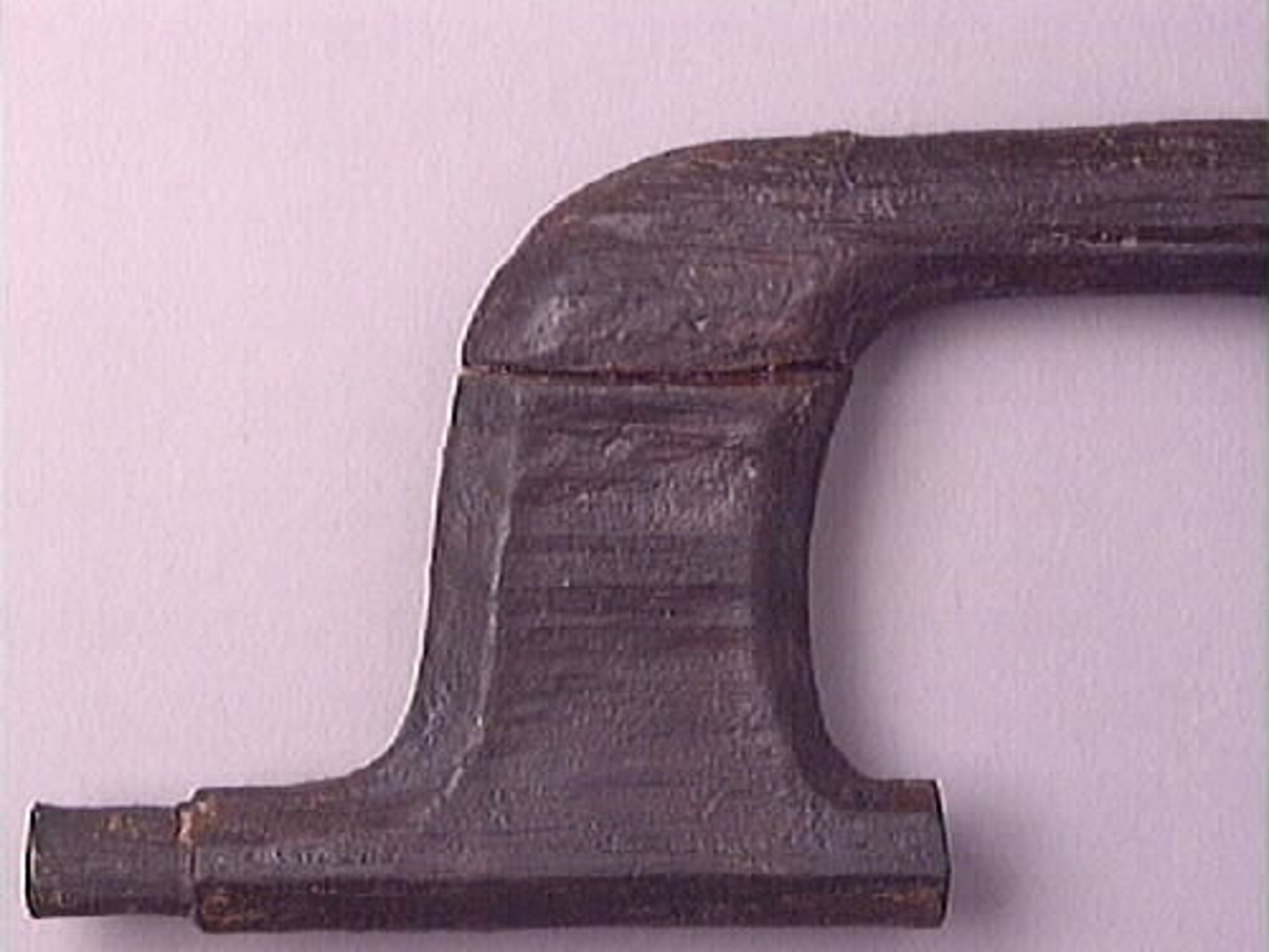 Ett skaft till en borr, sk borrsväng. Skaftet har fasade ytterkanter. Skaftet, som tidigare varit avbrutet, har fogats samman av konserveringsenheten 1996.

Skaftet är välbevarat. På skaftets yta syns blå utfällningar.

För mer information se Dokumentationsblankett under Referenser – Länkade filer.


Text in English: The handle of a brace.

Cranked wooden handle with bevelled sides. Previously broken, repaired by the Conservation Laboratory in 1996.

Well preserved. Blue precipitations on surface.

For more information see the Documentation form under References – Linked files.