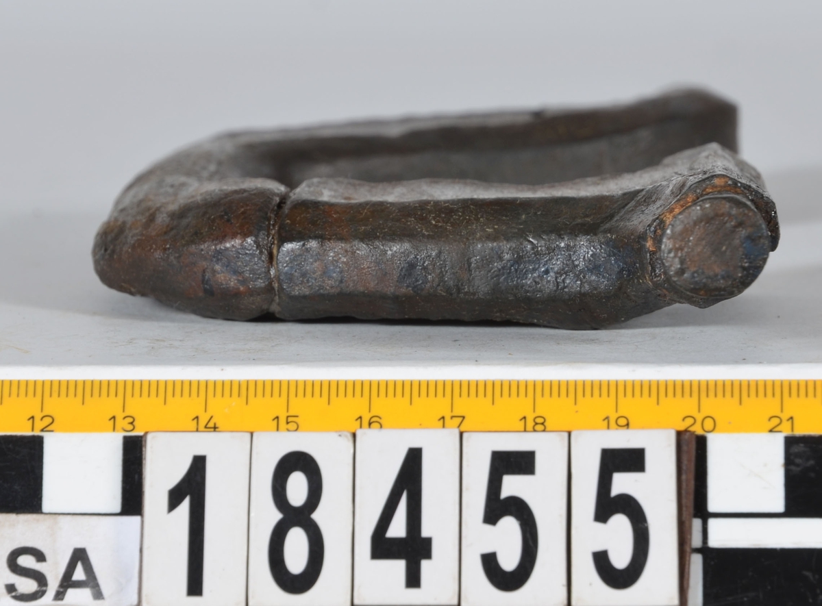 Ett skaft till en borr, sk borrsväng. Skaftet har fasade ytterkanter. Skaftet, som tidigare varit avbrutet, har fogats samman av konserveringsenheten 1996.

Skaftet är välbevarat. På skaftets yta syns blå utfällningar.

För mer information se Dokumentationsblankett under Referenser – Länkade filer.


Text in English: The handle of a brace.

Cranked wooden handle with bevelled sides. Previously broken, repaired by the Conservation Laboratory in 1996.

Well preserved. Blue precipitations on surface.

For more information see the Documentation form under References – Linked files.