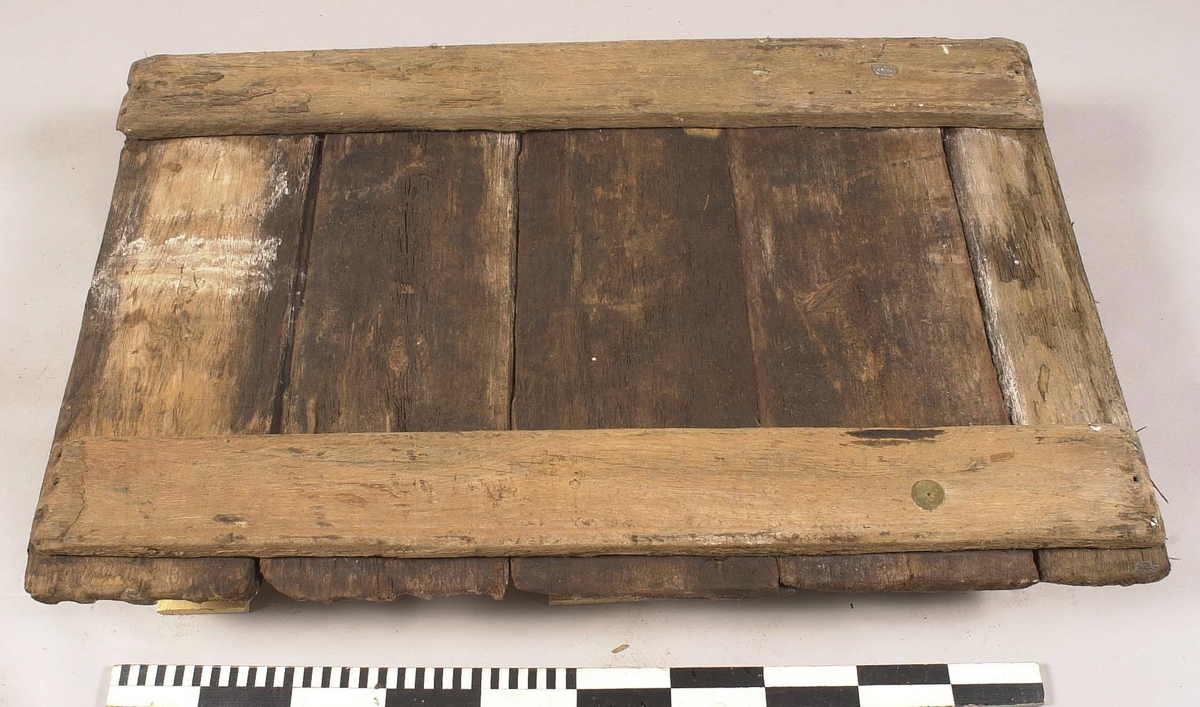 Tvärslå till däckslucka.
Fasad i båda ändarna. Tre genomgående hål i ena änden, ett i det andra.
Fäst vid fem brädor med ca 30 skruvar.