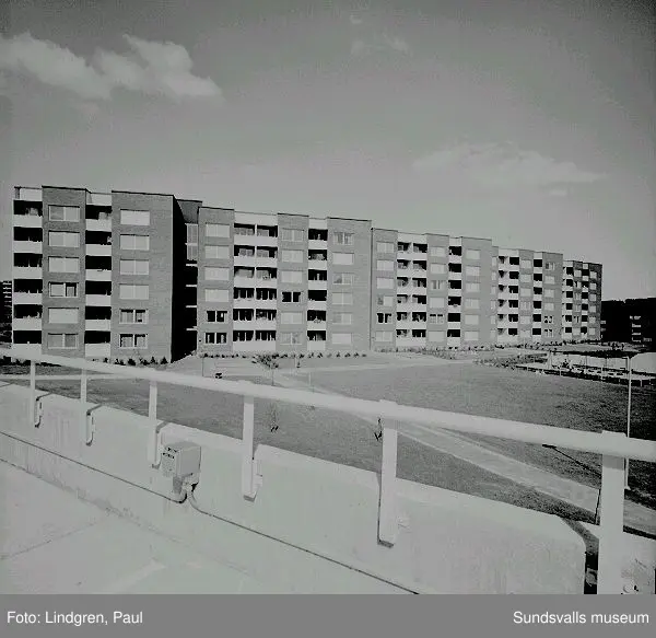 Stadsdelen Nacksta med hyreslägenheter i flerbostadshus, skivhus och lamellhus, uppförda av AB Sundsvallsbyggen, 1967 - 1971.
