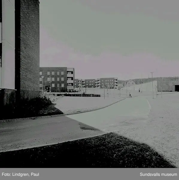 Stadsdelen Nacksta med hyreslägenheter i flerbostadshus, skivhus och lamellhus, uppförda av AB Sundsvallsbyggen, 1967 - 1971.