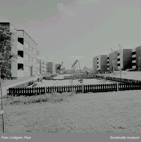 Stadsdelen Nacksta med hyreslägenheter i flerbostadshus, skivhus och lamellhus, uppförda av AB Sundsvallsbyggen, 1967 - 1971.