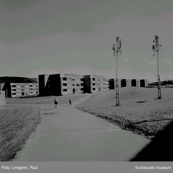 Stadsdelen Nacksta med hyreslägenheter i flerbostadshus, skivhus och lamellhus, uppförda av AB Sundsvallsbyggen, 1967 - 1971.