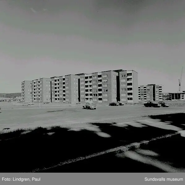 Stadsdelen Nacksta med hyreslägenheter i flerbostadshus, skivhus och lamellhus, uppförda av AB Sundsvallsbyggen, 1967 - 1971.