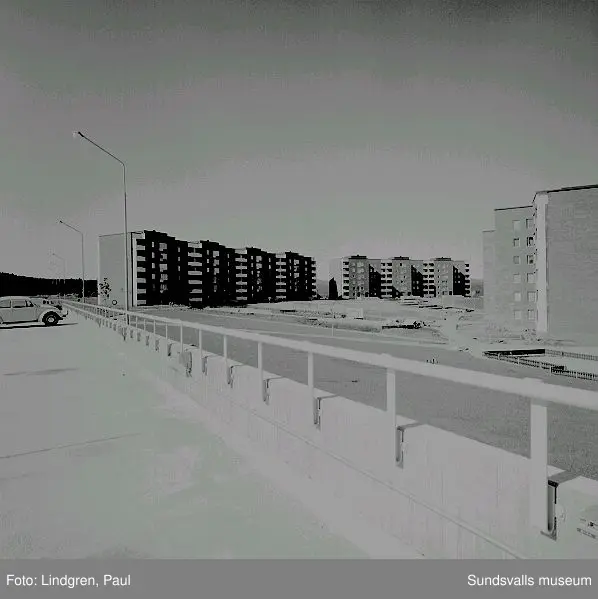 Stadsdelen Nacksta med hyreslägenheter i flerbostadshus, skivhus och lamellhus, uppförda av AB Sundsvallsbyggen, 1967 - 1971.