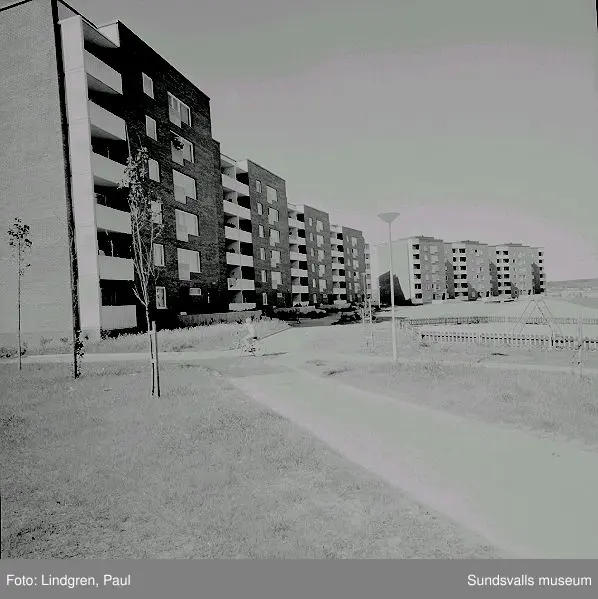 Stadsdelen Nacksta med hyreslägenheter i flerbostadshus, skivhus och lamellhus, uppförda av AB Sundsvallsbyggen, 1967 - 1971.