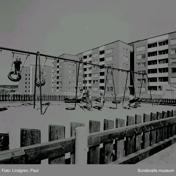 Stadsdelen Nacksta med hyreslägenheter i flerbostadshus, skivhus och lamellhus, uppförda av AB Sundsvallsbyggen, 1967 - 1971.