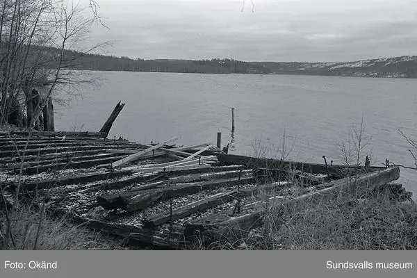 Järveds sågverk, herrgård, tank, tippvagn, pråm, plintar, m.m.
