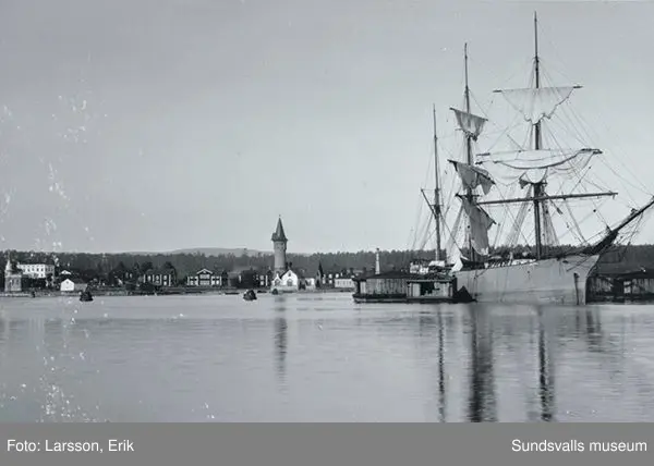 Vivstavarv, segelfartyg och spruthuset i förgrunden.
