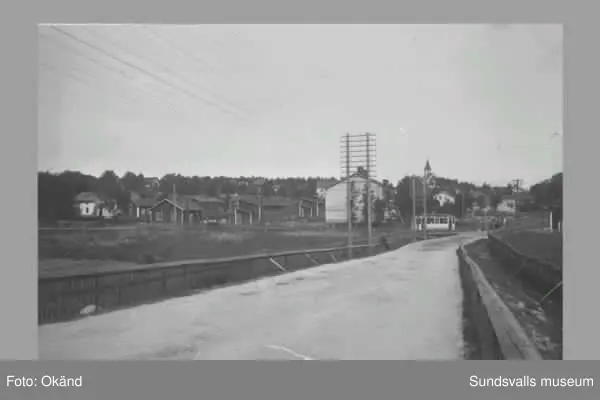 En svit bilder med koppling till Skönsmon. "Kronohäktet", spårvagnar, bebyggelse ev "nödbostäder".