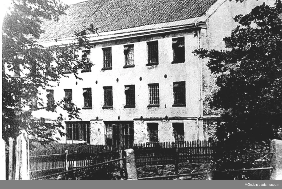 Anderstorps fabriker i Lindome före år 1913. Gamla spinneriet. "Efter 1913 revs den gamla fabriken". 
(anteckningar av Harry Bergman).