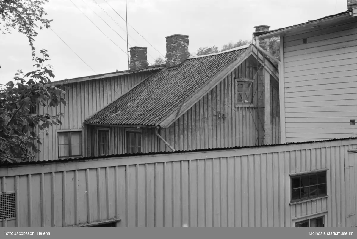 Roten M 1 i Mölndals Kvarnby. Exteriörbild av bostadshus.