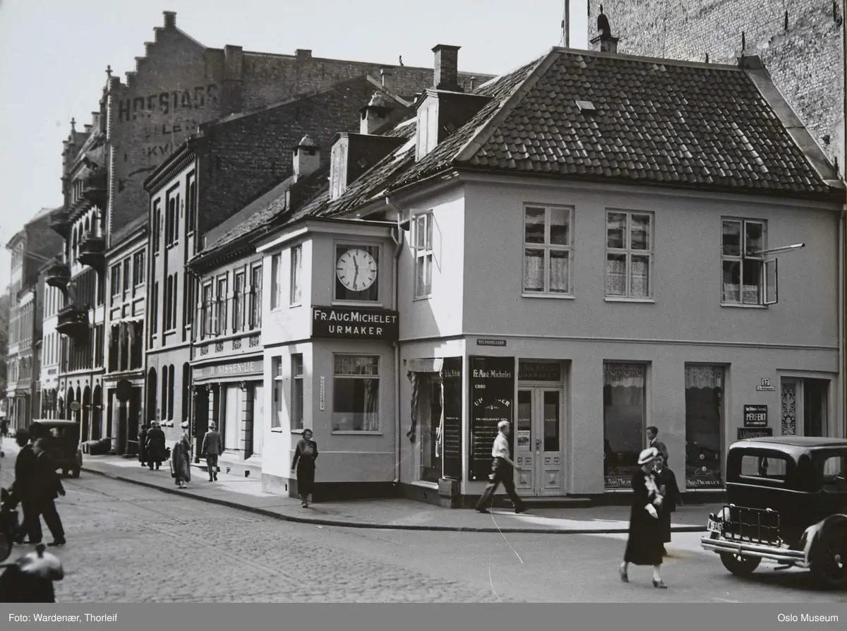 gateløp, forretningsgårder, hjørnegård, Fr. Aug. Michelet urmakerforretning, biler, mennesker, gateliv