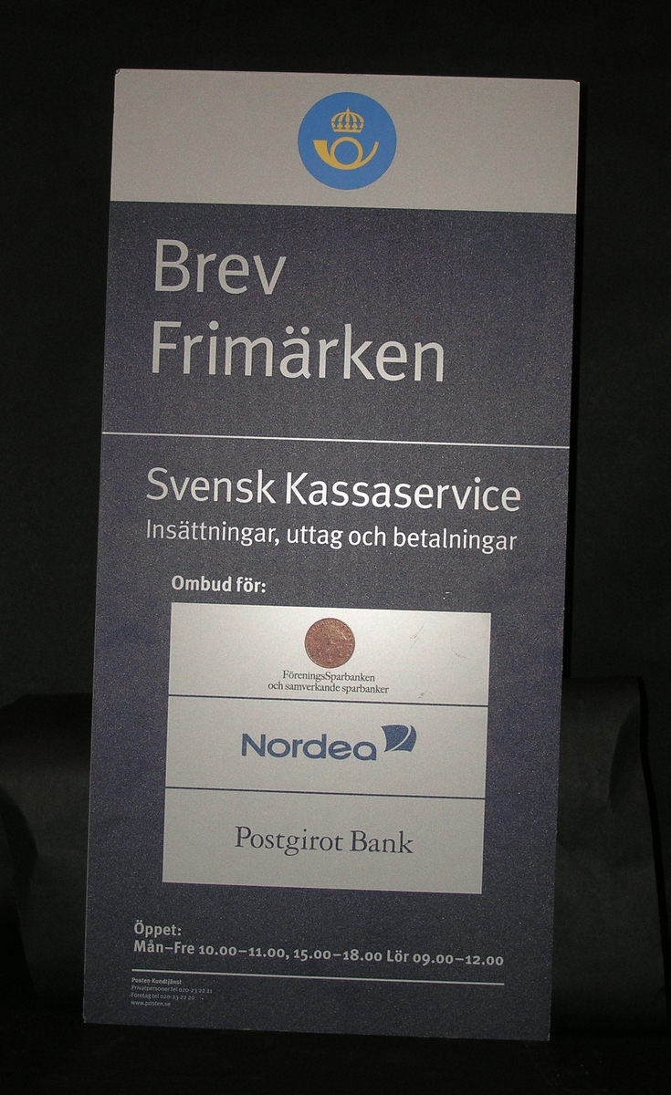 Enkelsidig entréskylt för postombud som endast sålde frimärken, vykort, vadderade kuvert mm och för Svensk Kassaservice. Skylten är avsedd att fästas på vägg.
