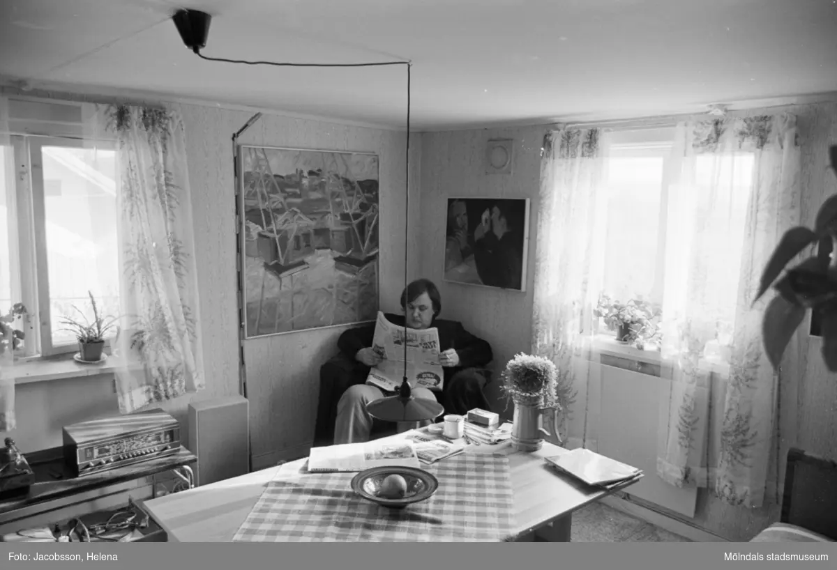 Interiörbild i bostadshus på Roten M 21 i Mölndals Kvarnby, 1972. 
Bostadshusets tomt har en terränganpassad komplicerad planform.