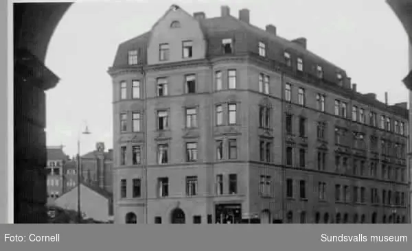 Östermalmsgatan 31 i Stockholm där Henrik Cornell med familj bodde.