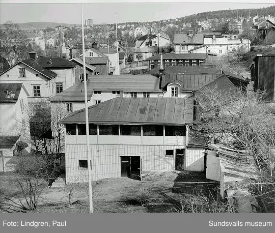 Vy över Fredsgatan. Fredsgatan - Nygatan. Södermalmsskolan skymtar på bild 3.