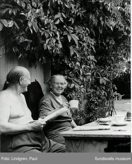 Erstagatan 7. Bersån vid gamla huvudbyggnaden. Paret i bersån heter Gottfrid och Albertina Vallin.