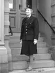 Vinteruniform för kvinnlig postiljon. Foton 4/2 1960.  Modell är Maud Bergström, bankavdelningen.  Hel uniform. Med lågklackade skor.