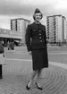 Modern uniform för kvinnliga postiljoner. Fotomodellen
(frilancer) Margareta Lindquist fotograferad på Vällingby torg 1960.