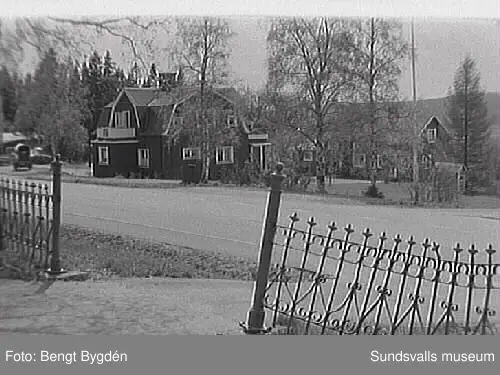 Nya och gamla kyrkan på Alnö, kyrkskolan, hembygdsgården samt intilliggande bebyggelse.
