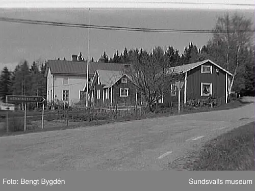 Nya och gamla kyrkan på Alnö, kyrkskolan, hembygdsgården samt intilliggande bebyggelse.