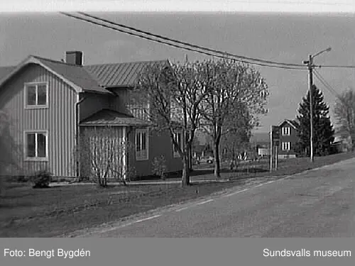 Nya och gamla kyrkan på Alnö, kyrkskolan, hembygdsgården samt intilliggande bebyggelse.