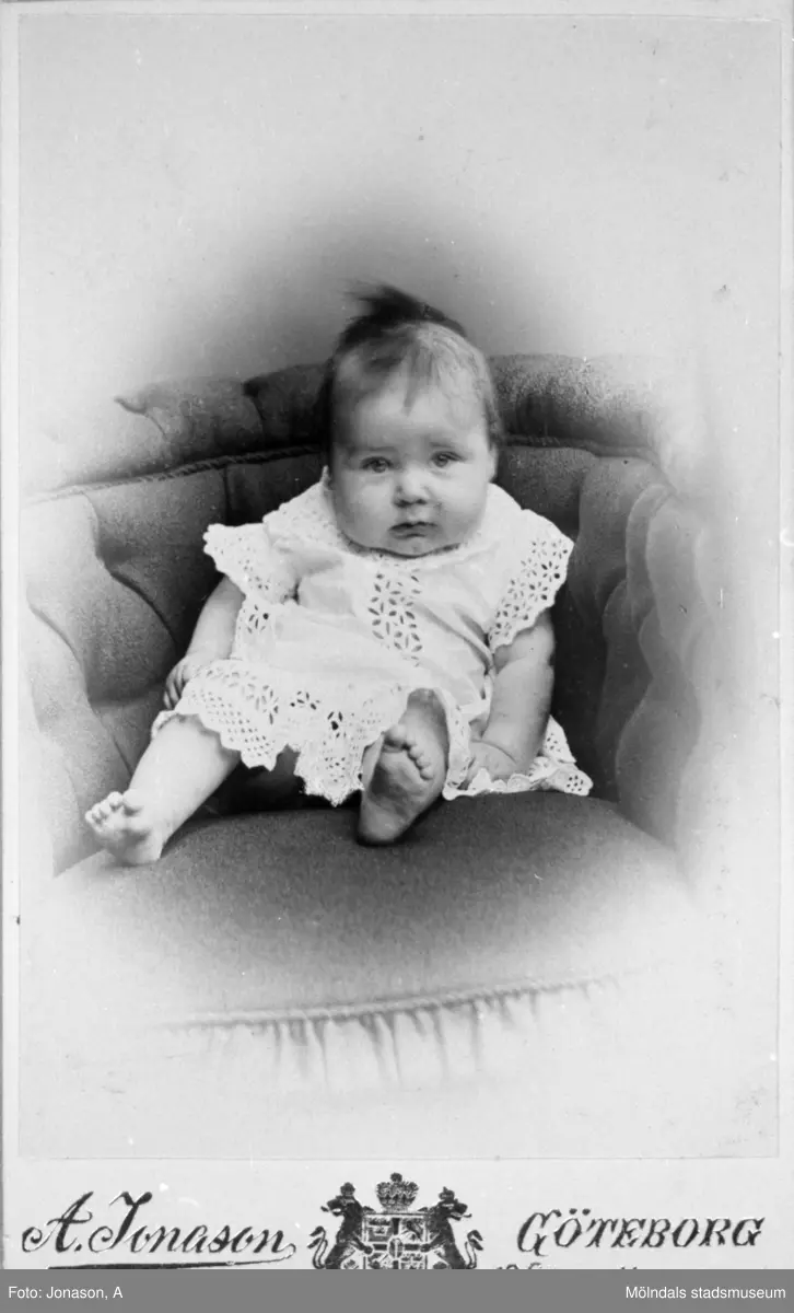 Valdeborg Johansson (1891 - 1970) som baby, cirka 1891/1892. 
Ur Valdeborg Johanssons fotoalbum.