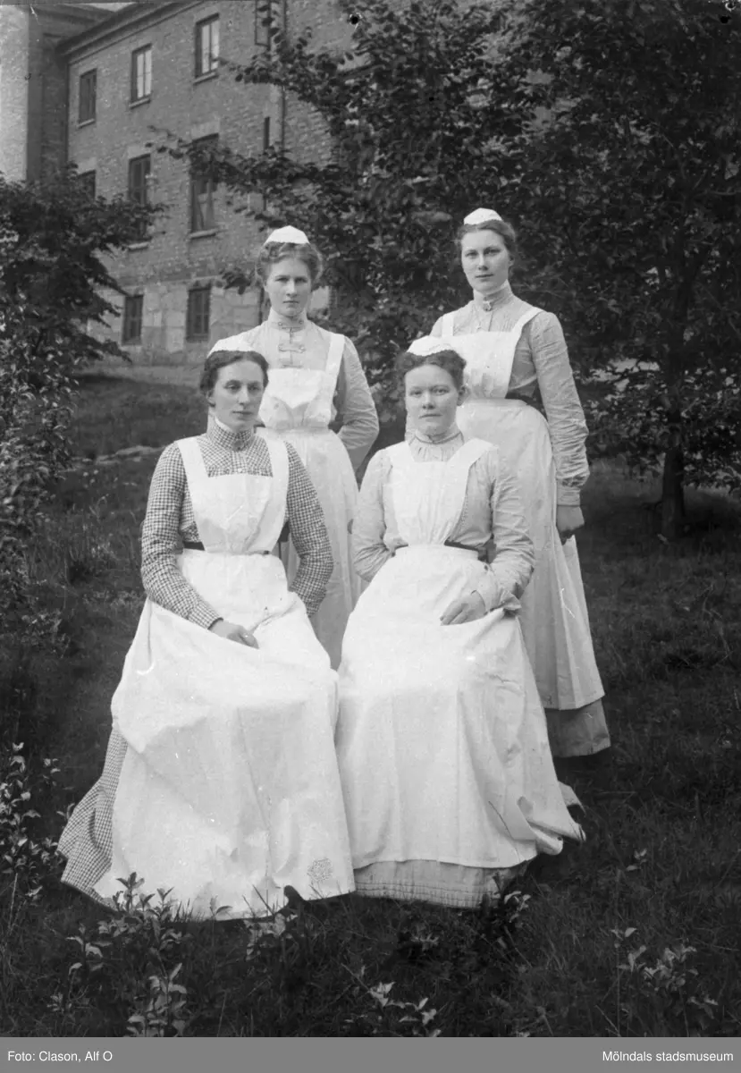 Sköterskor utanför Mölndals sjukstuga (senare även polishus samt Mölndals museum) år 1904. Övre raden från vänster: Maria Andersson och Gerda Johansson. Främre raden från vänster: Elisabet Andersson och Julia Karlsson.