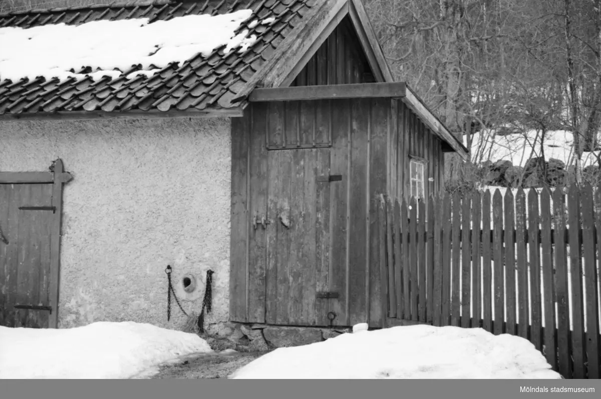 Ladugård och boningshus vid Per-Eriks gård "Paris" i Kärra, 1986.