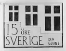 Ej realiserade förslag till frimärke Svenska flaggans dag, utgivet 6/6 1955. Två stycken olika frimärken utgivna till 50-årsminnet av den nya ljusare flaggan som ej har unionsmärke. Konstnär: Götrik Örtenholm. Foton 30/5 1967. Alt. I. första ex. 15 öre. Valör 15 öre.