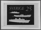 Ej realiserade förslag till frimärket Sjöpost (Sjö- och helikopterpost), utgivet 10/2 1958. Till erinran om de flerhundraåriga sjöpostförbindelserna över Nordatlanten
samt helikopterposten i Stockholms skärgård. Konstnär:
Bertil Kumlien. Tusch på kalkérpapper, blyertsteckning på underliggande kartong. Valör 25 öre.