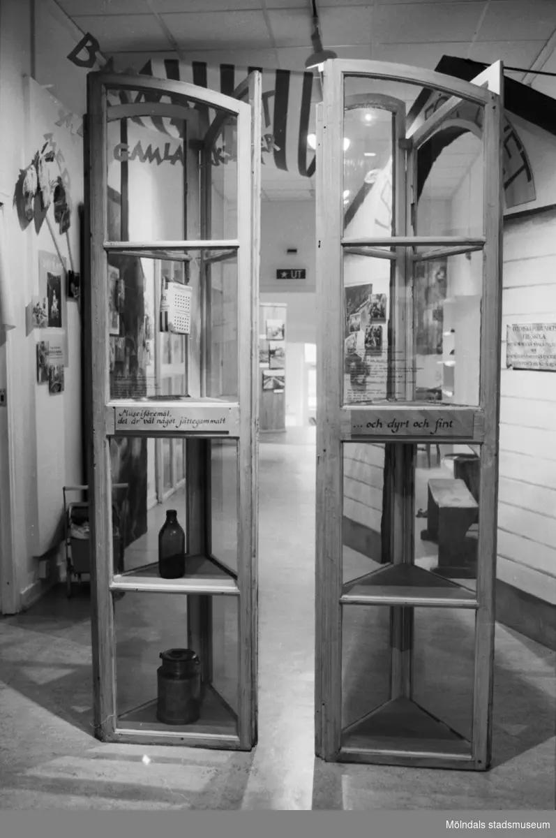 Interiörbilder från utställningen "Gammalt skräp eller samlade minnen" som visades på Mölndals Museum 23 maj - 29 nov 1992. Denna utställning visade föremål och foton från museets egna samlingar, insamlade under de fem första verksamhetsåren.