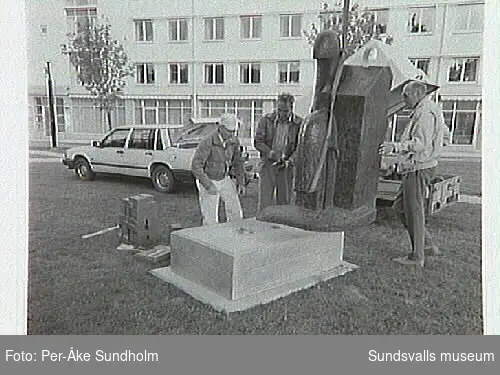 Dokumentation:Placering av Sigurdur Gudmundssons skulptur Atthagarót. Fastsättning och murning utförs av Lennart Nyberg, Ivar Vesterlund.