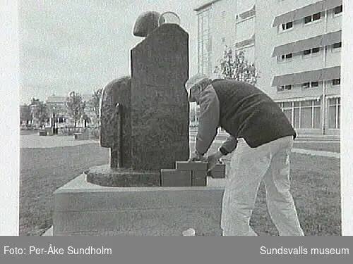 Dokumentation:Placering av Sigurdur Gudmundssons skulptur Atthagarót. Fastsättning och murning utförs av Lennart Nyberg, Ivar Vesterlund.