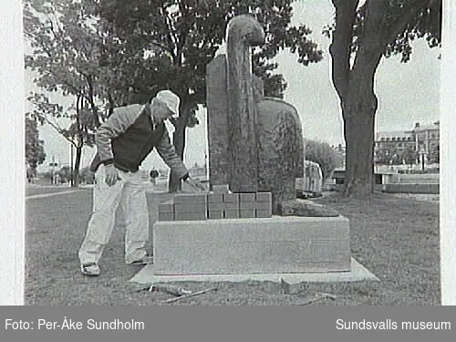 Dokumentation:Placering av Sigurdur Gudmundssons skulptur Atthagarót. Fastsättning och murning utförs av Lennart Nyberg, Ivar Vesterlund.