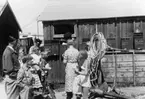 Foto i augusti 1959. Lantbrevbärare Wendelsson sorterar post i
postlådorna i hamnen på Hanö. 17 av öns hushåll bär namnet Nordgren.