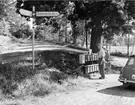 Lantbrevbärare Erik Johansson vid brevlådesamling vid Gallboda, Nykvarn. Bilåkande lantbrevbäraren Johansson på linjen Åkersberga-Singö-Björnhuvud-Åkersberga.

Foto augusti 1961.